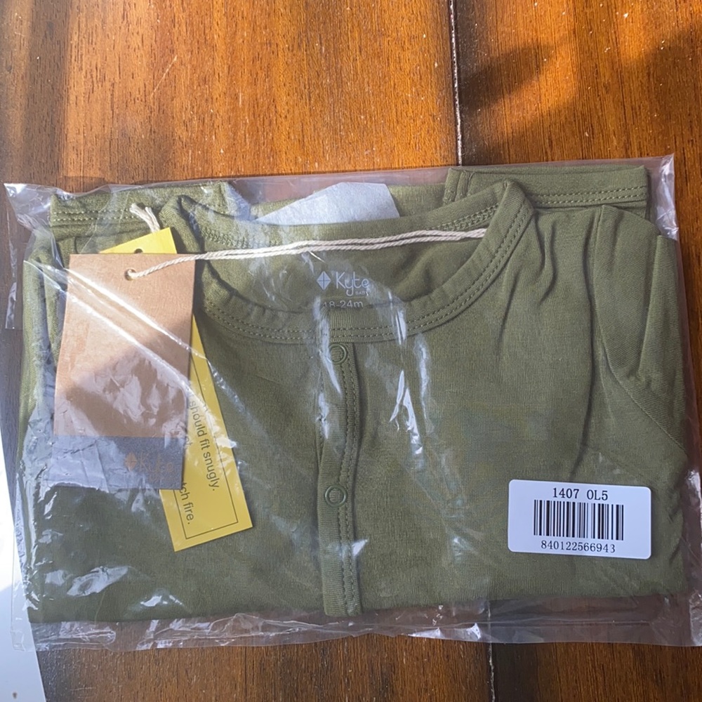 Kyte Baby OLIVE SNAP ROMPER. 18-24 months. NWT NEVER OPENED.